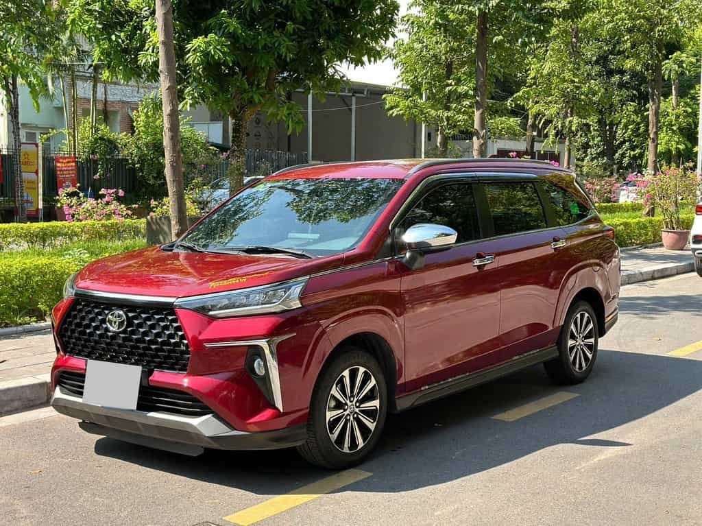 Toyota veloz cross red